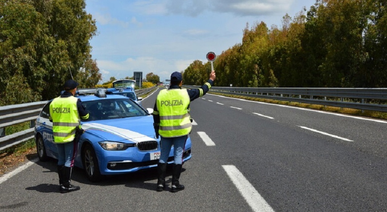 auto pirata investe tre ragazzi e scappa morto un 16enne il fratello sotto choc stavano tornando al residence dai genitori