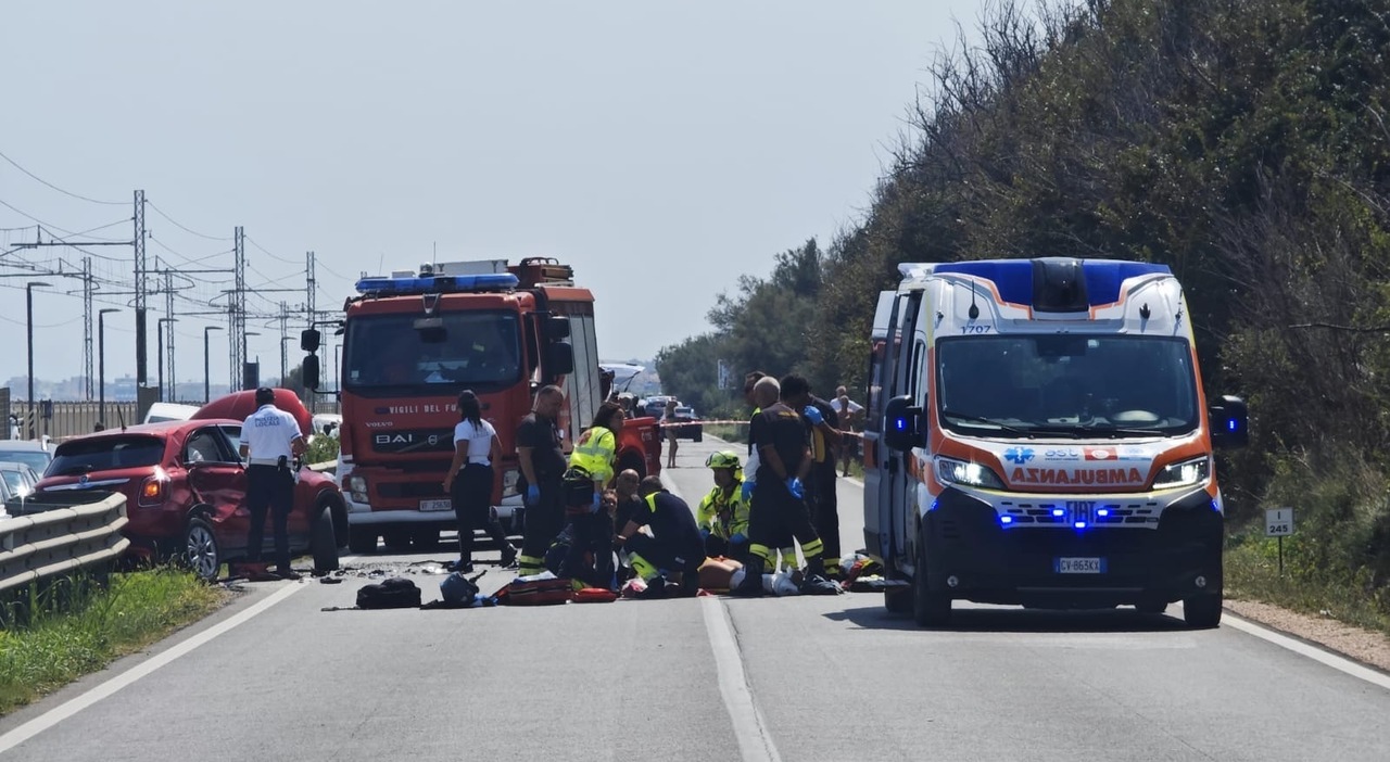 tragico scontro sulla statale a fano muore un centauro traffico bloccato per i soccorsi