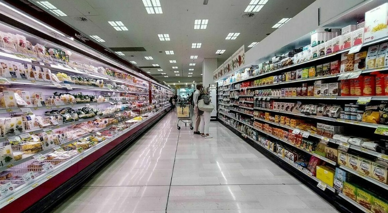 https://statics.cedscdn.it/photos/MED_HIGH/2025/08/15/9014614_15130339_ladri_supermercato.jpg
