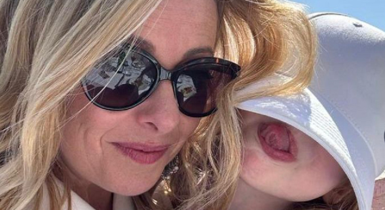 https://statics.cedscdn.it/photos/MED_HIGH/2025/08/15/9014644_15095328_giorgia_meloni_auguri_ferragosto.jpg