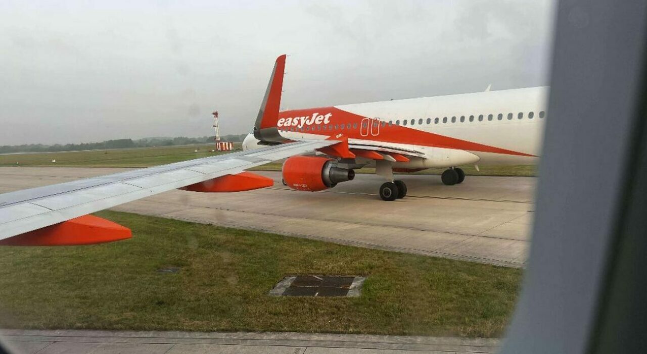 https://statics.cedscdn.it/photos/MED_HIGH/2025/08/15/9014688_15154318_easyjet_scontro_ali_aereo_pista.jpg