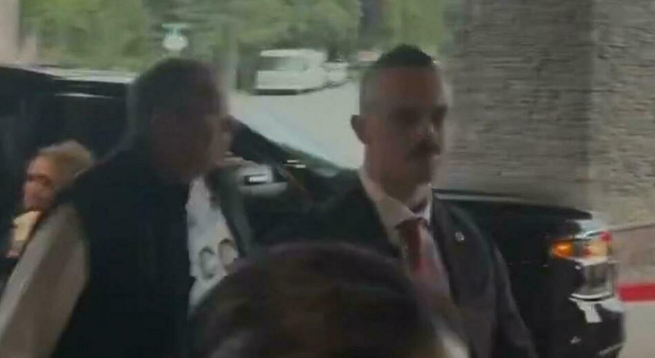 lavrov in felpa con la scritta cccp e il pollo alla kiev servito ai giornalisti russi le provocazioni di mosca prima del vertice in alaska