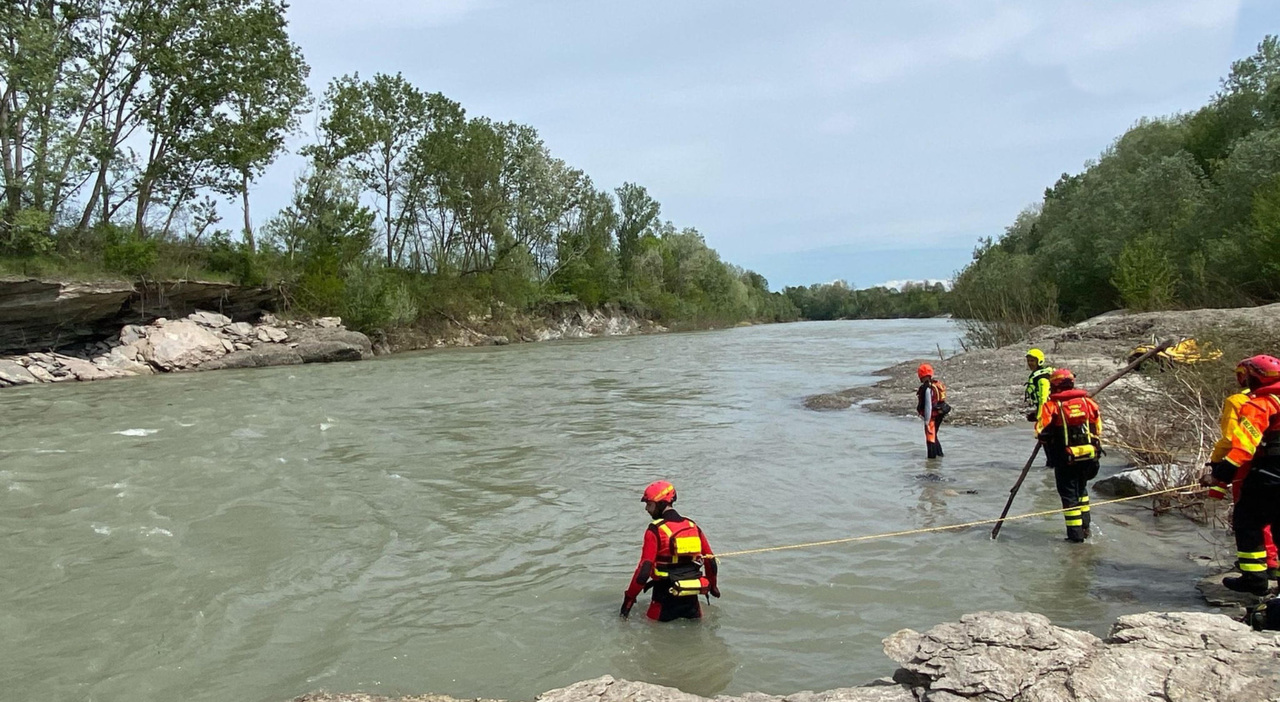 Si rovescia con la canoa nel fiume e viene risucchiato dalla corrente: 60enne muore annegato nel Veronese