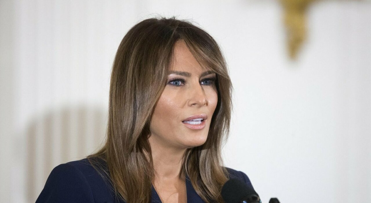 Melania Trump, la lettera a Putin sui bambini rapiti in Ucraina: Donald consegna la missiva allo zar durante il vertice in Alaska