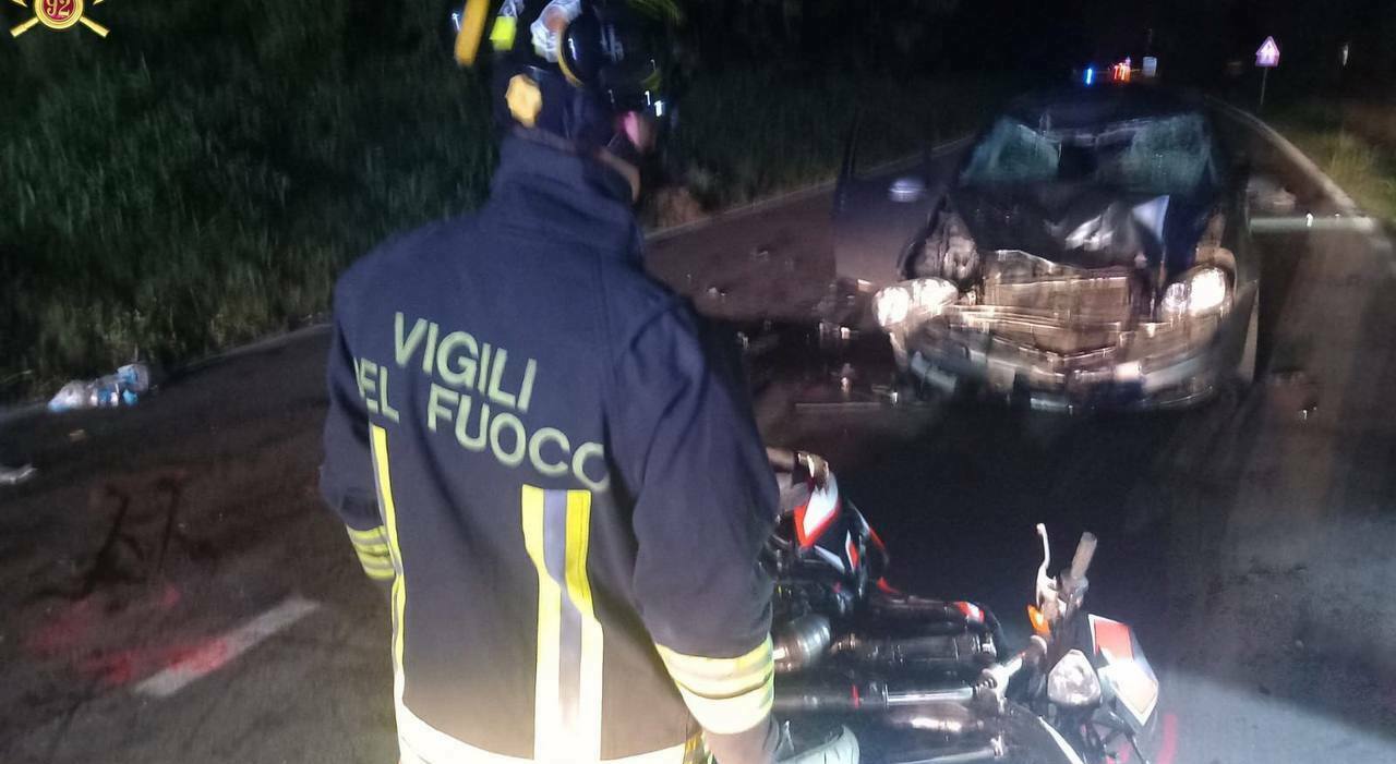 Amici in sella a due moto travolti da un