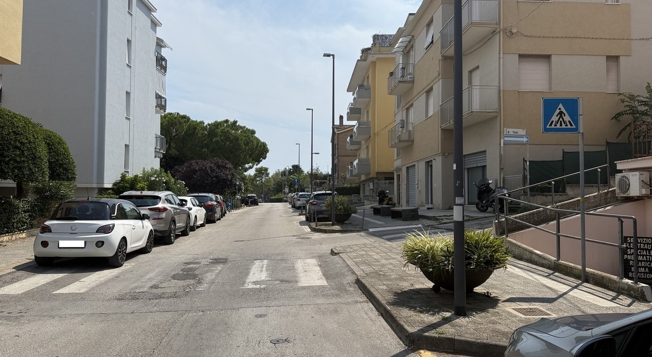 Falconara, proiettile vagante esploso dal vicino: «Nostro figlio in casa, poteva morire»