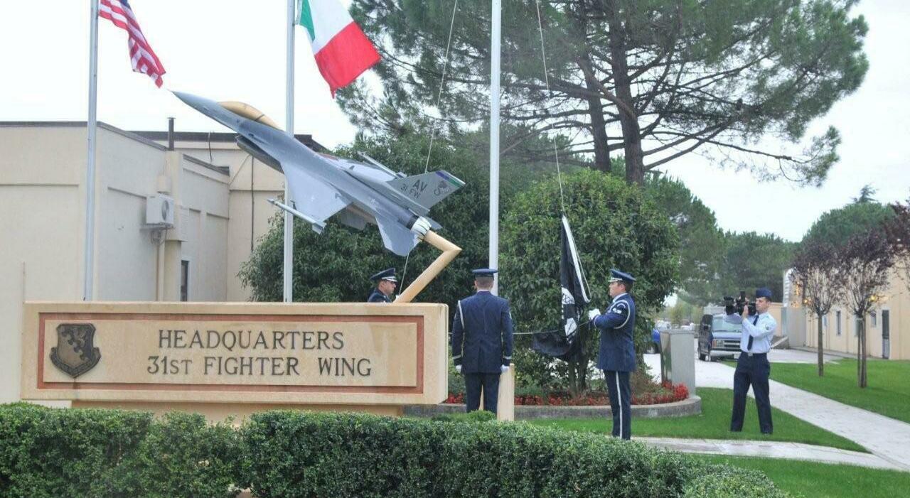 Aviano, allarme spionaggio russo alla base Usa: il giallo dei roghi e della donna 