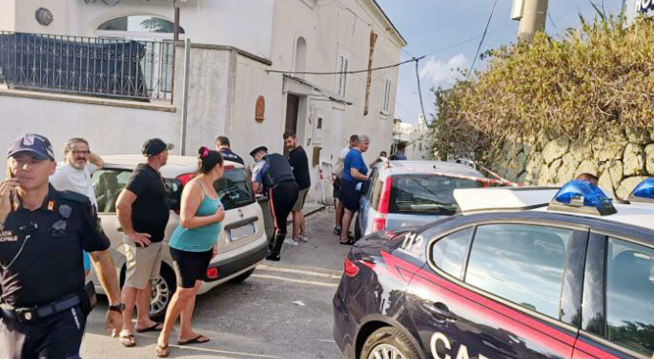 ischia strage tra turisti a forio spara e ferisce l ex moglie e uccide il compagno e la suocera poi si toglie la vita