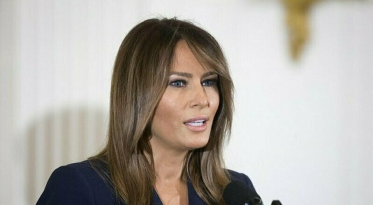 https://statics.cedscdn.it/photos/MED_HIGH/2025/08/16/9015290_16183335_melania_trump_lettera_bambini_ucraina_donald_putin_oggi_16_8_2025.jpg