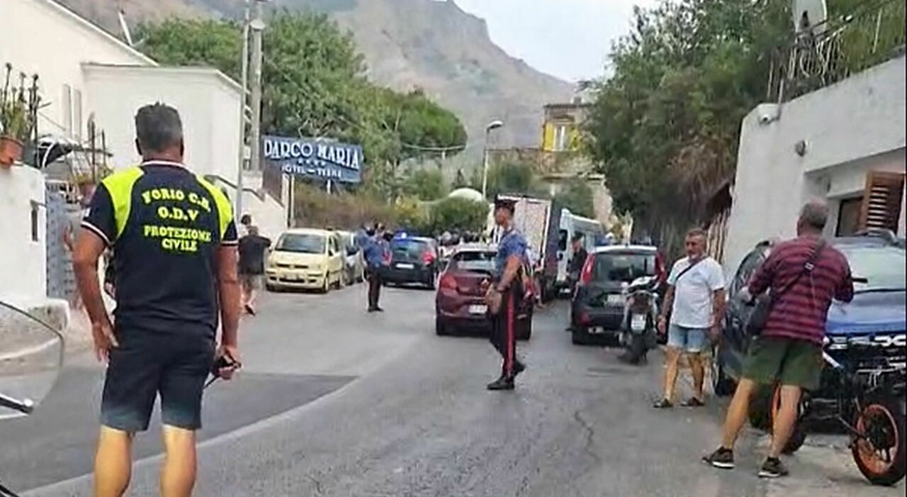 Sparatoria in un bar a Ischia, tre morti: pista passionale Sparatoria in un bar a Ischia, tre morti: pista passionale