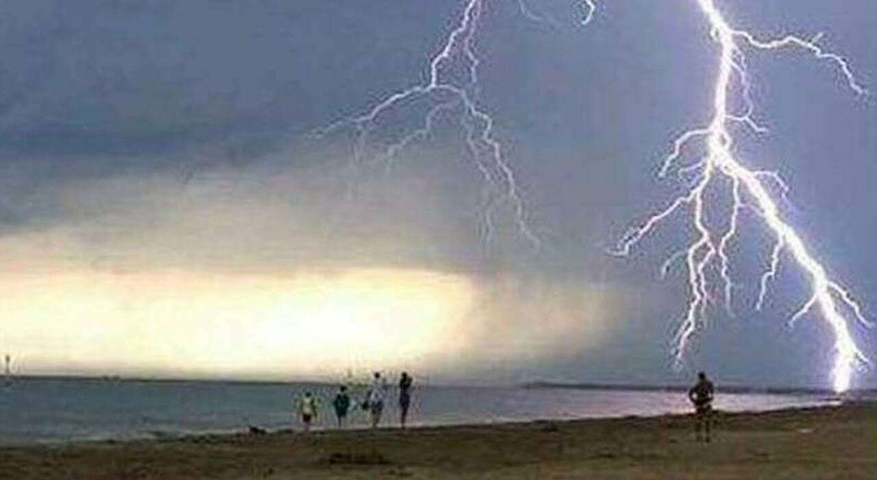 https://statics.cedscdn.it/photos/MED_HIGH/2025/08/16/9015322_16185648_fulmini_spiaggia_come_non_essere_colpiti_feriti_morti_italia_oggi_16_8_2025.jpg