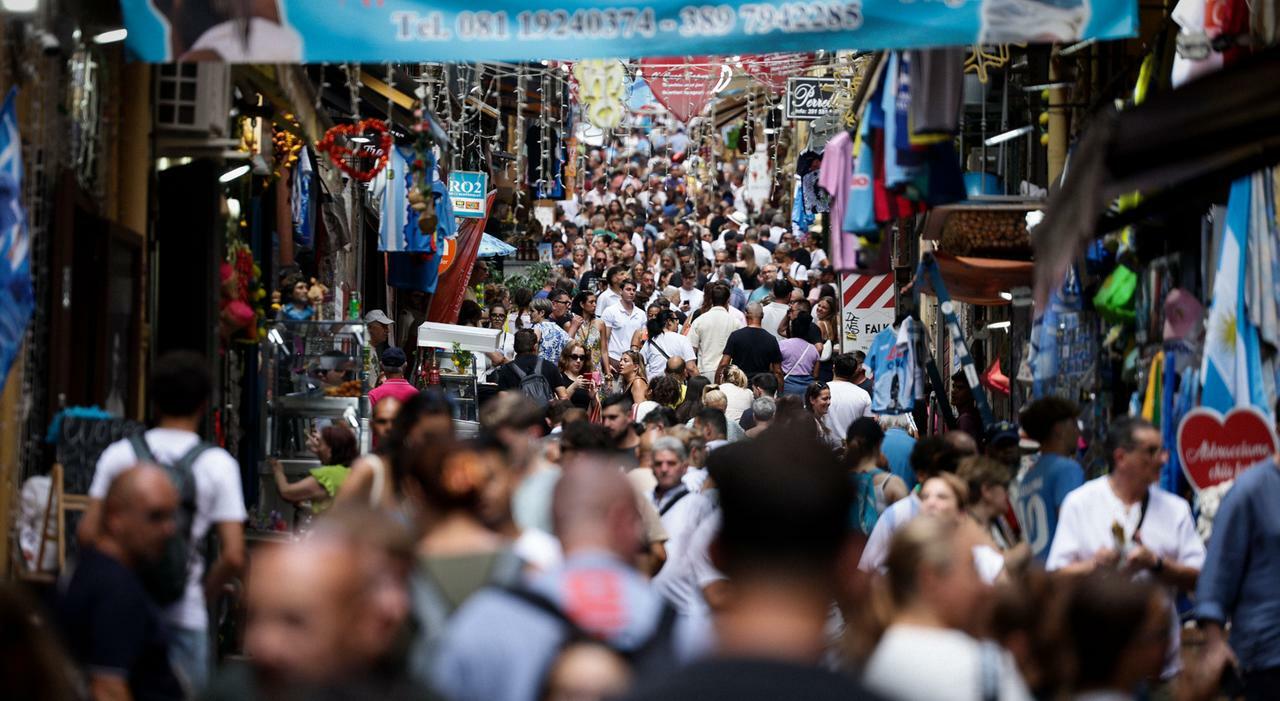 Ferragosto a Napoli, presenze record: «Qui normalità e bellezza» Ferragosto a Napoli, presenze record: «Qui normalità e bellezza»