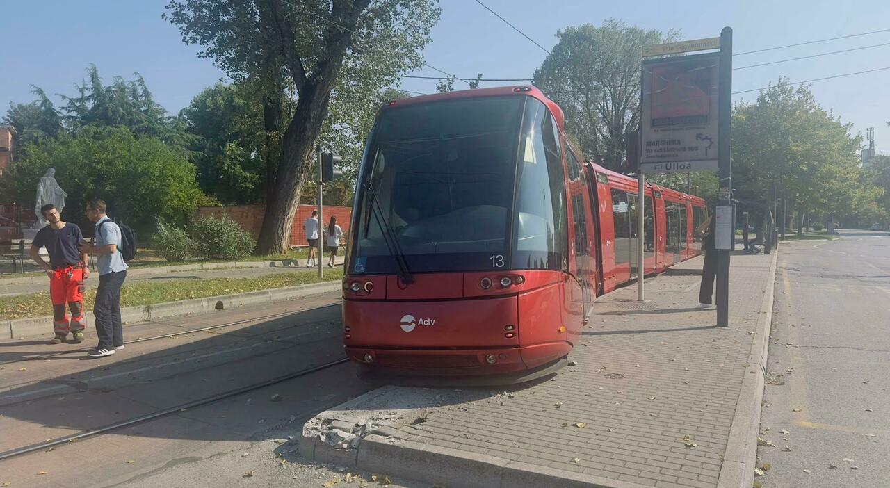 Tram esce dal binario (da poco controllato), Actv al lavoro per verificare le cause del deragliamento: sotto accusa il caldo