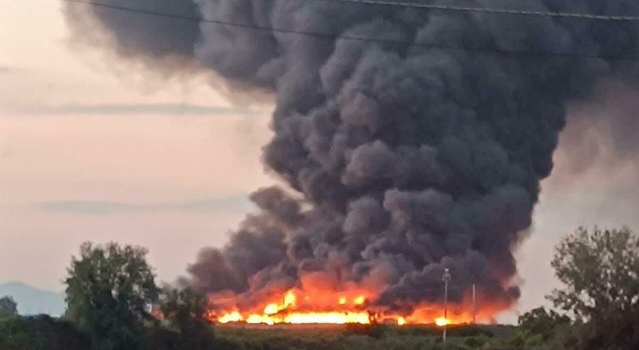 Incendio a Teano, deposito rifiuti in fiamme e incubo veleni Incendio a Teano, deposito rifiuti in fiamme e incubo veleni