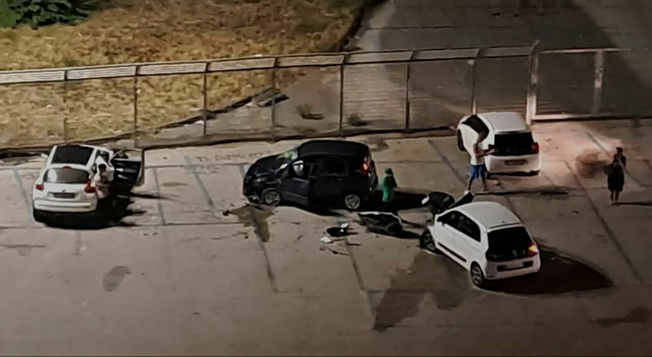 napoli incidente a fuorigrotta due auto si scontrano nell area di parcheggio del maradona