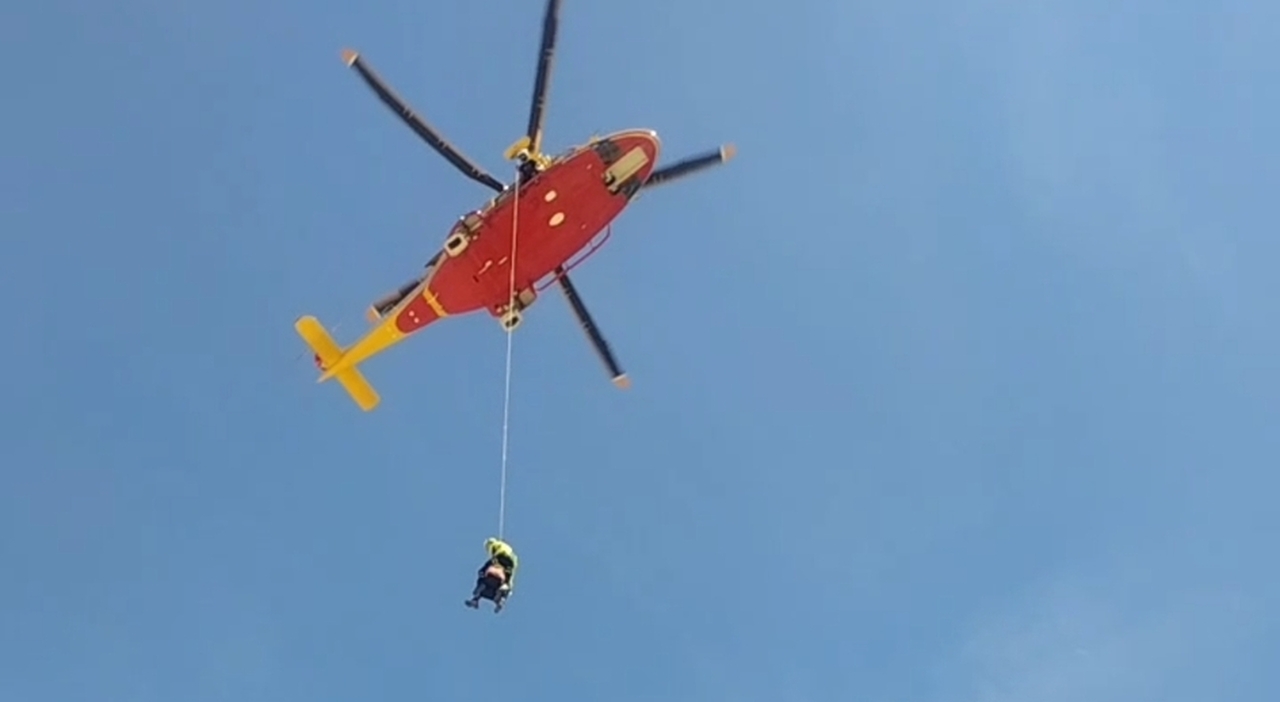 stroncato da un malore mentre fa il bagno sulla spiaggia di levante a caorle i bagnini lo portano a riva e provano invano a salvarlo intervenuto anche l elicottero