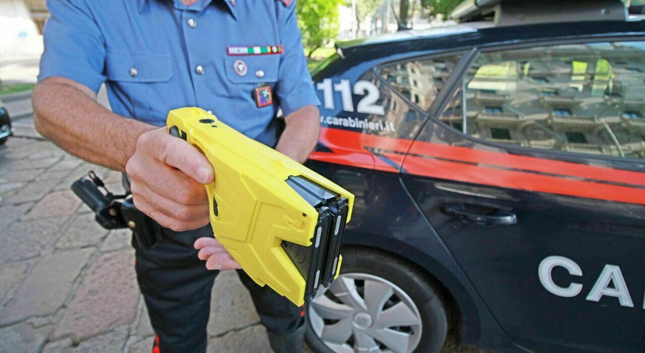 carabinieri usano il taser durante un aggressione in strada uomo di 57 anni muore in ambulanza aperta un inchiesta