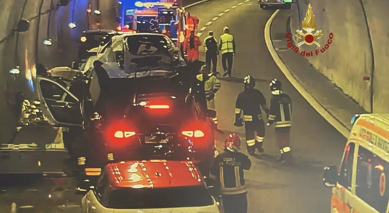 incidente sull a12 auto si ribalta e si schianta quattro feriti due sono gravissimi traffico in tilt e code lunghe pi249 di 9 km
