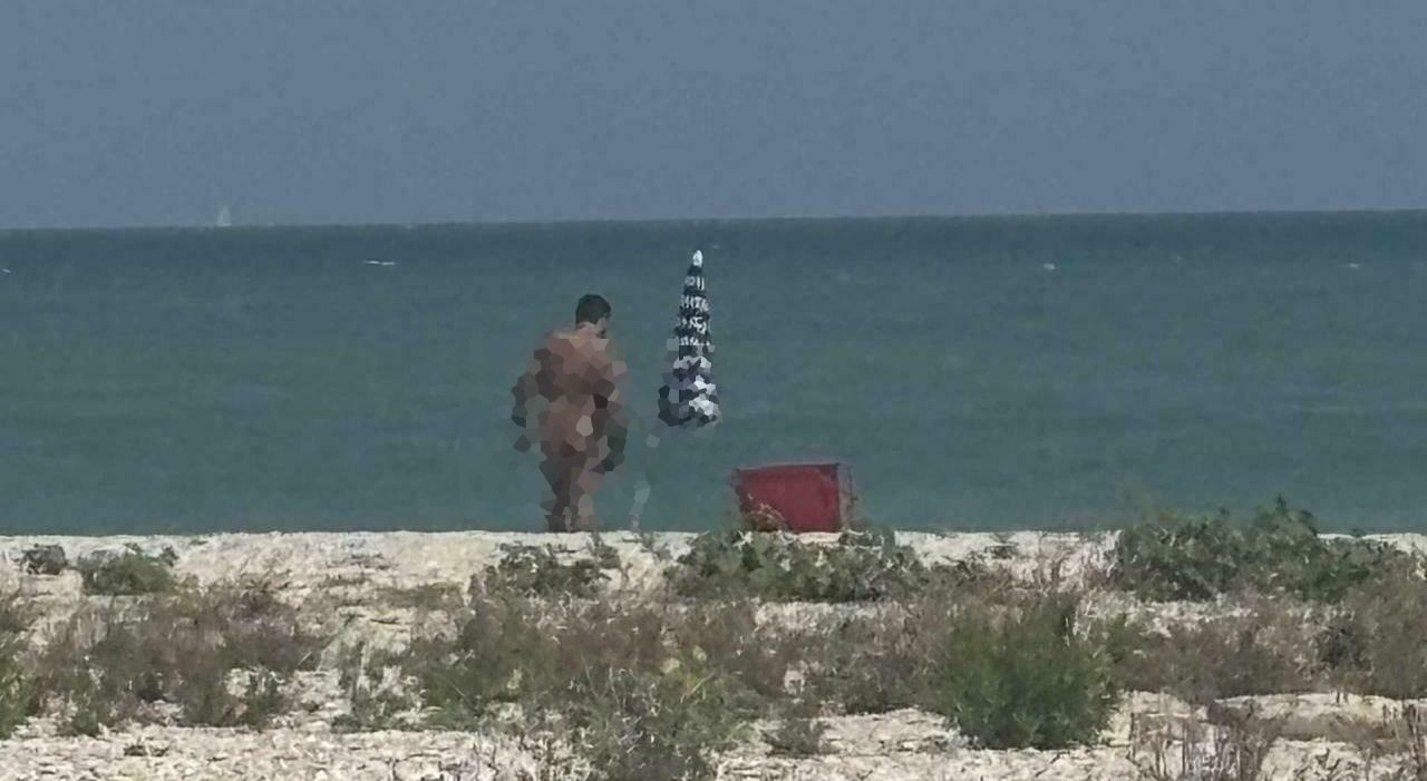 Il nuovo ponte regala scorci hard: i nudisti in bella vista al Cesano Il nuovo ponte regala scorci hard: i nudisti in bella vista al Cesano