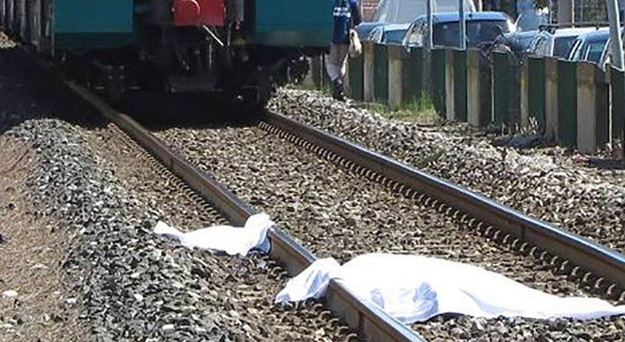 Bimbo di 10 anni muore travolto da un treno: era in vacanza in Egitto con i genitori. Il dolore dei compagni della squadra di calcio: «Ciao Momo» Bimbo di 10 anni muore travolto da un treno: era in vacanza in Egitto con i genitori. Il dolore dei compagni della squadra di calcio: «Ciao Momo»
