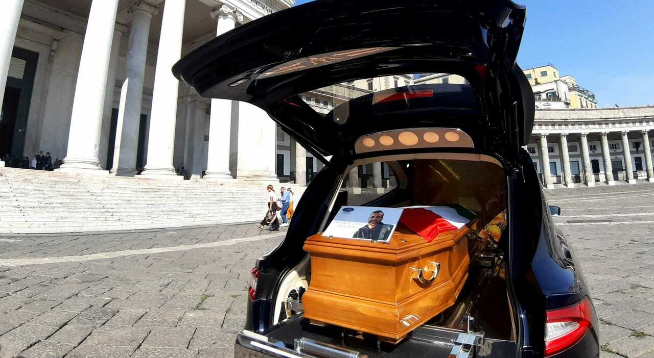 Dj Godzi morto ad Ibiza, funerali a Piazza Plebiscito: il feretro è arrivato in chiesa Dj Godzi morto ad Ibiza, funerali a Piazza Plebiscito: il feretro è arrivato in chiesa