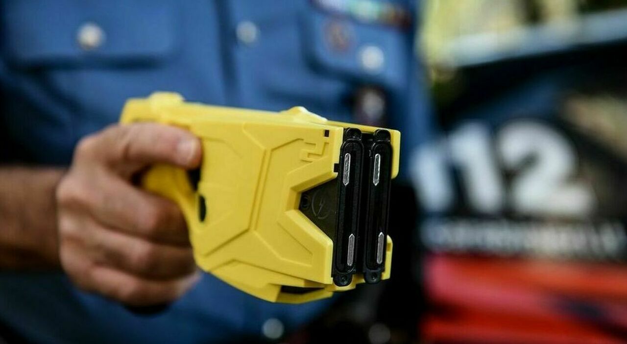 Morto a 41 anni dopo essere stato colpito (più volte) con il taser: si indaga per omicidio. È la seconda vittima in due giorni