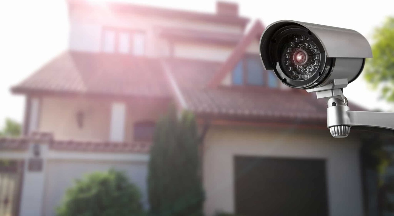 https://statics.cedscdn.it/photos/MED_HIGH/2025/08/18/9018314_18173613_domestic_cctv_systems.jpg