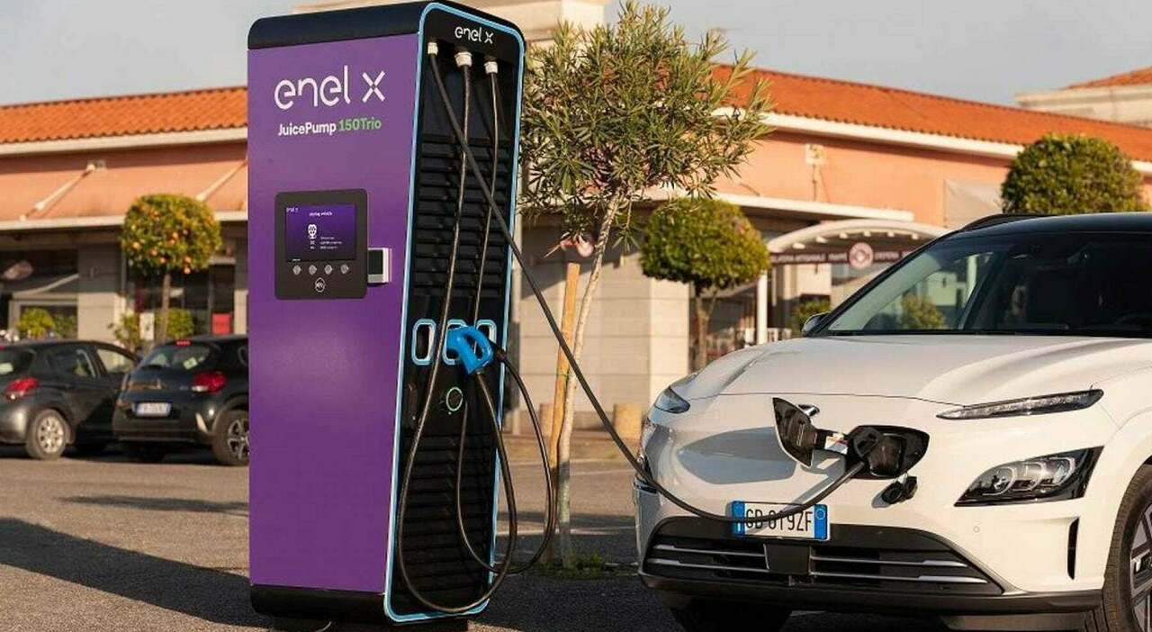 Una colonnina di ricarica di Enel X Way