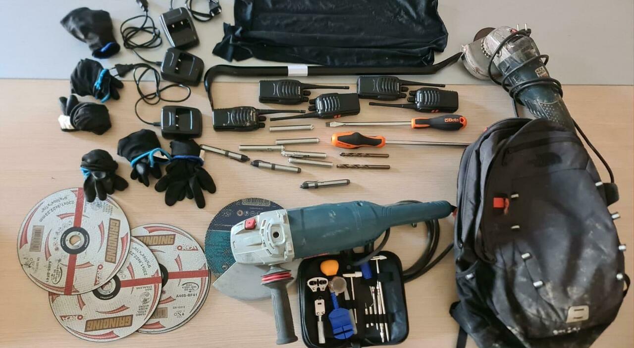 marito e moglie anziani immobilizzati e picchiati con calci e piede di porco nella loro casa da 3 rapinatori albanesi il bottino di due cellulari la fuga e l arresto