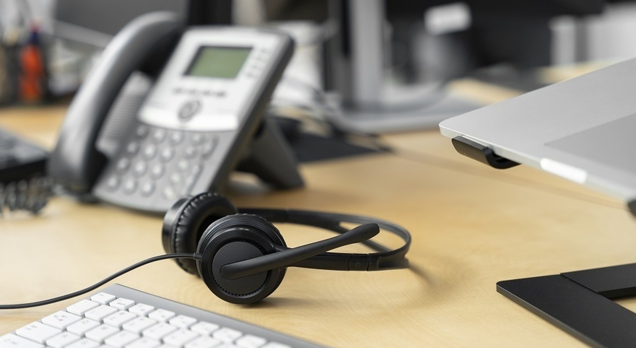 https://statics.cedscdn.it/photos/MED_HIGH/2025/08/18/9018475_18203526_call_center_regole_telemarketing_spoofing_cosa_cambia_oggi_19_8_2025.jpg