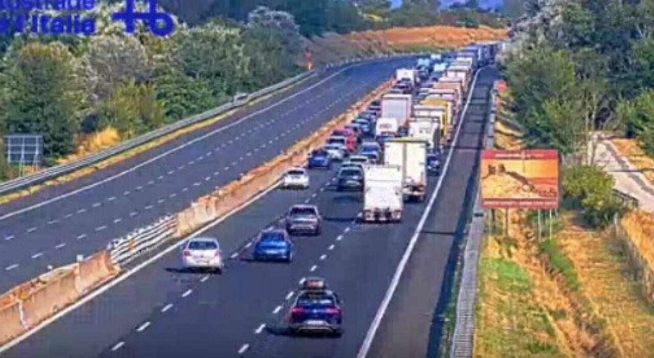 uomo di 32 anni scende dall auto e viene travolto e ucciso da un tir orrore sull a1 caccia al camionista non si 232 fermato