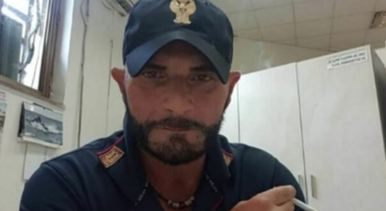 Ispettore di polizia ucciso a coltellate al culmine di una lite dal figlio della compagna, Ciro Luongo aveva 57 anni: il killer è in fuga