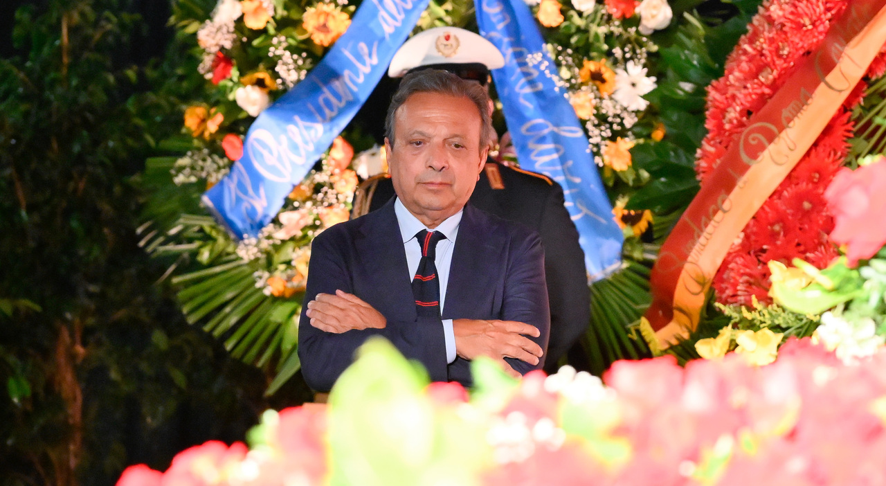 https://statics.cedscdn.it/photos/MED_HIGH/2025/08/19/9019740_19093839_pippo_baudo_camera_ardente_diretta_oggi_19_8_2025.jpg