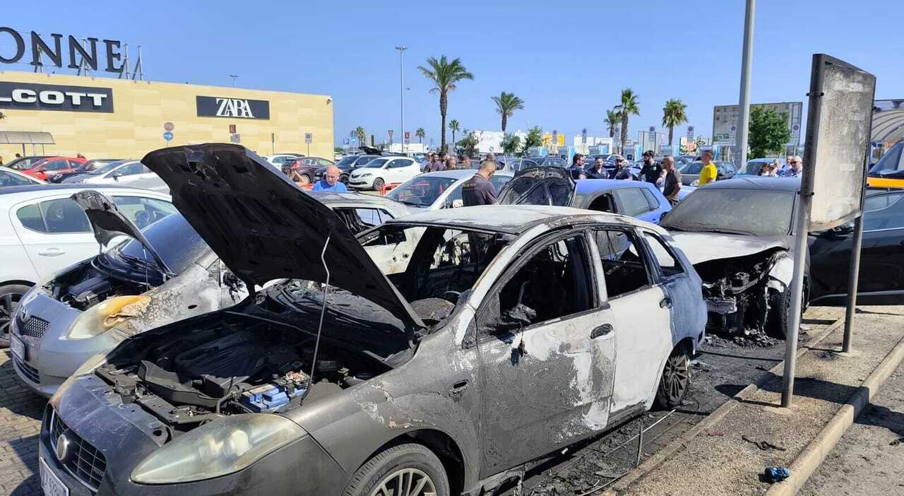 auto in fiamme al centro commerciale panico e fuggi fuggi per raggiungere il parcheggio