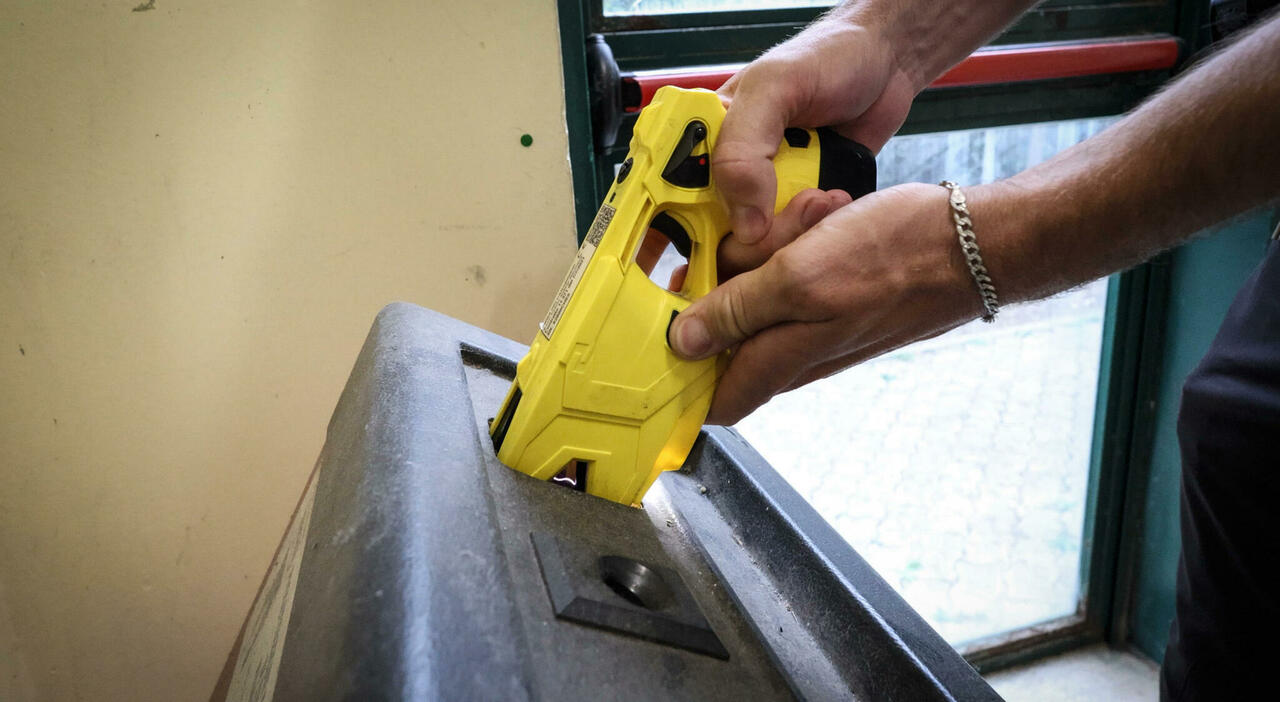 Taser in Italia: Guida Completa, Regole d'Uso e Chi lo Utilizza (Carabinieri, Guardia di Finanza e Forze dell'Ordine)