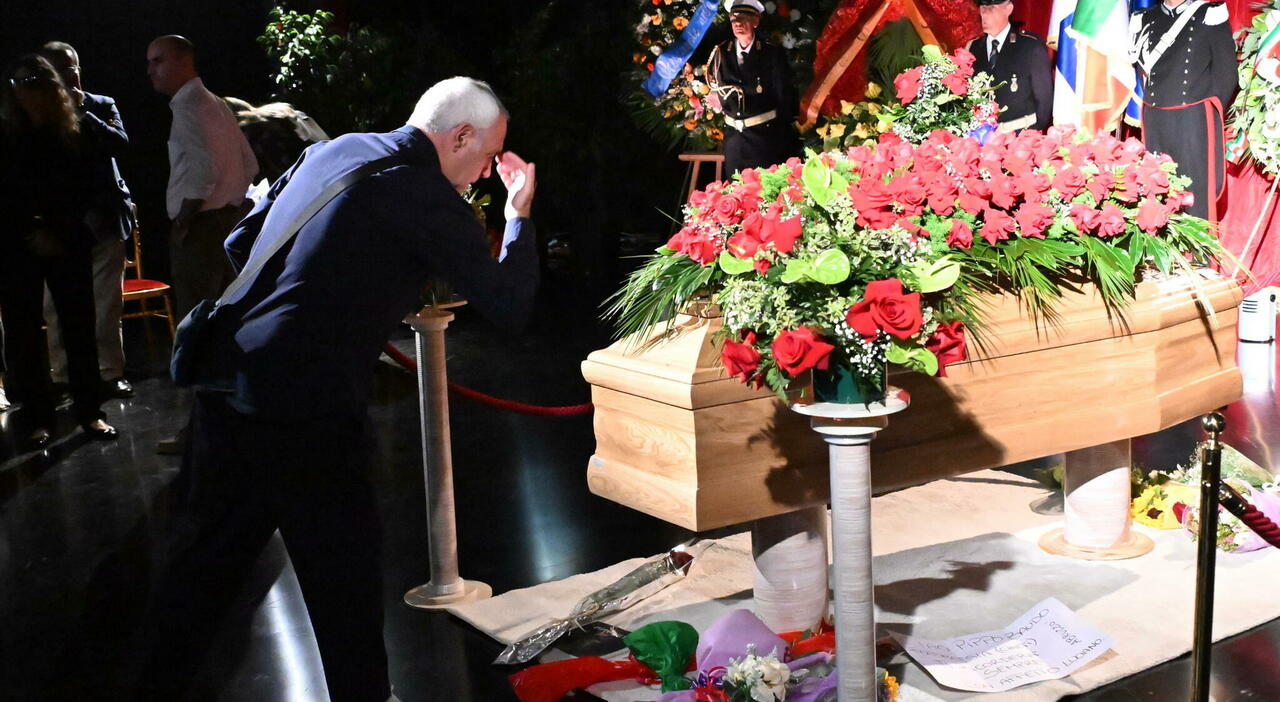 https://statics.cedscdn.it/photos/MED_HIGH/2025/08/19/9019866_19122015_pippo_baudo_giorgio_panariello_erede_carlo_conti_oggi_19_8_2025.jpg
