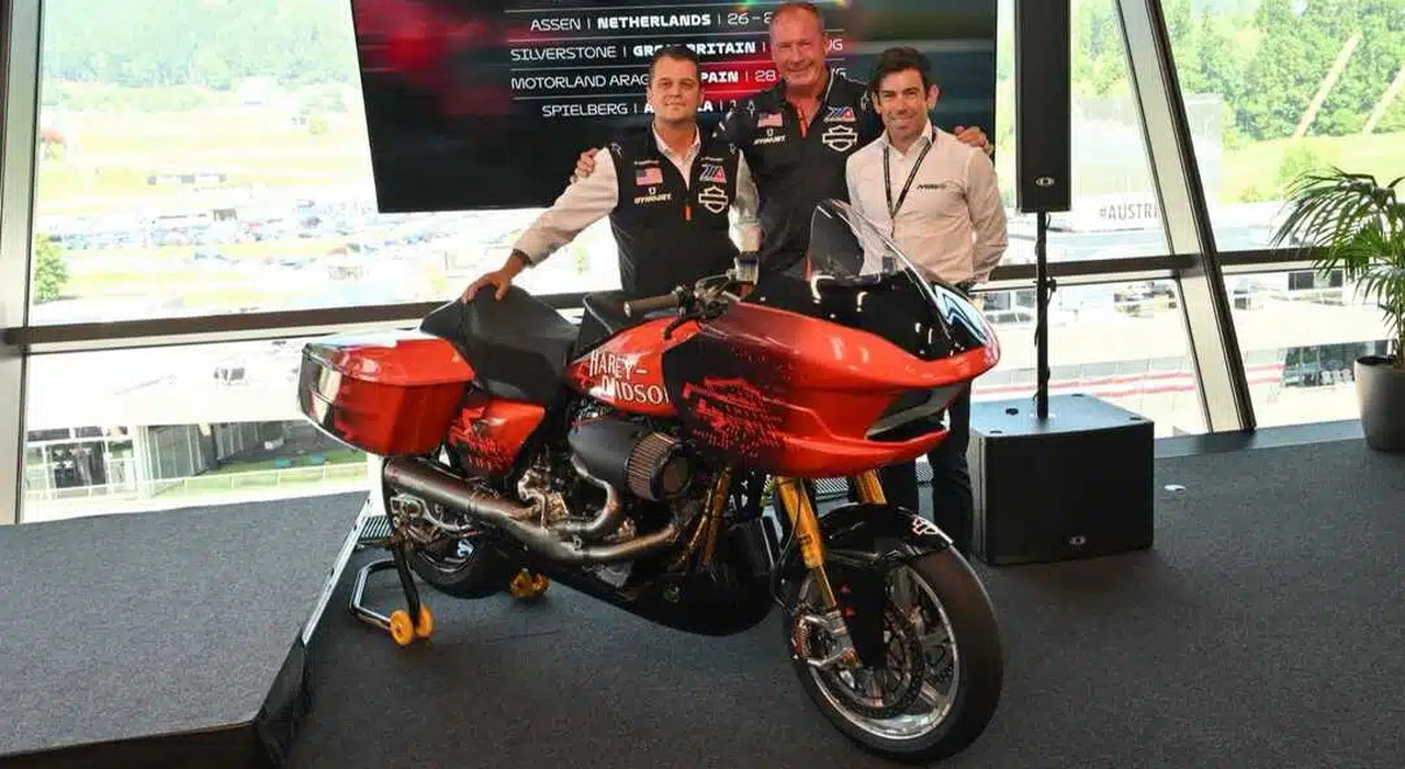Harley-Davidson e MotoGP hanno ufficialmente presentato la &laquo;Harley-Davidson Bagger World Cup&raquo;. Kolja Rebstock, senior vice president, international markets Harley-Davidson e Carlos Ezpeleta, chief sporting officer di Dorna Sports