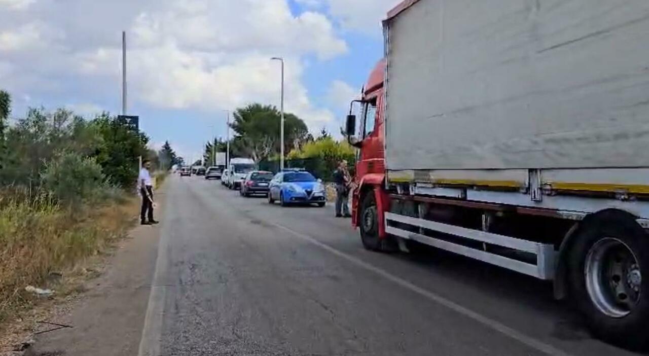 salento cede il sollevatore per la riparazione del camion meccanico resta schiacciato sotto il veicolo e muore poco dopo