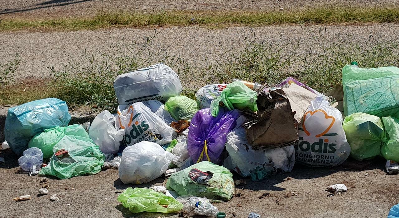 taranto quartieri sommersi di rifiuti arrivano 18 telecamere il sindaco ecco cosa stiamo facendo