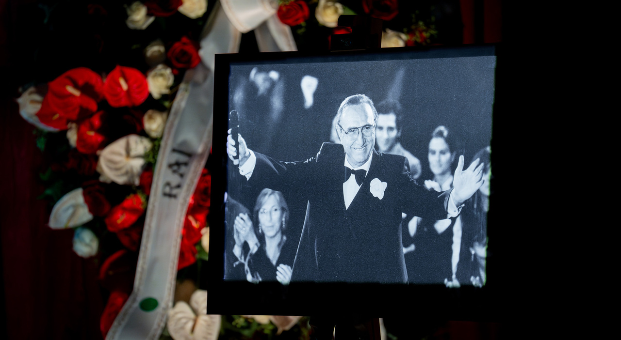 pippo baudo i funerali nella sua militello maxischermo fuori dalla chiesa per migliaia di fan dove vederli in diretta tv