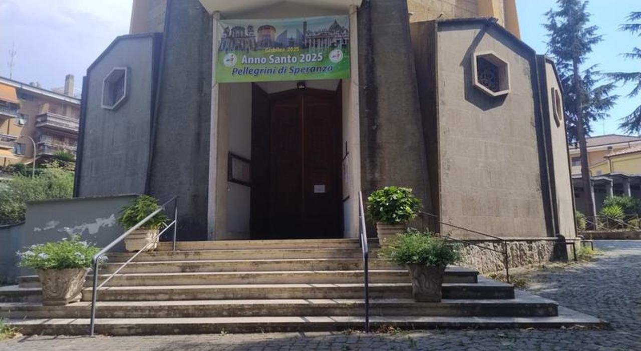 Roma, parroco va in vacanza e la chiesa chiude "per ferie". Il caso a Frascati che spiazza i fedeli: «Messe sospese fino a settembre»