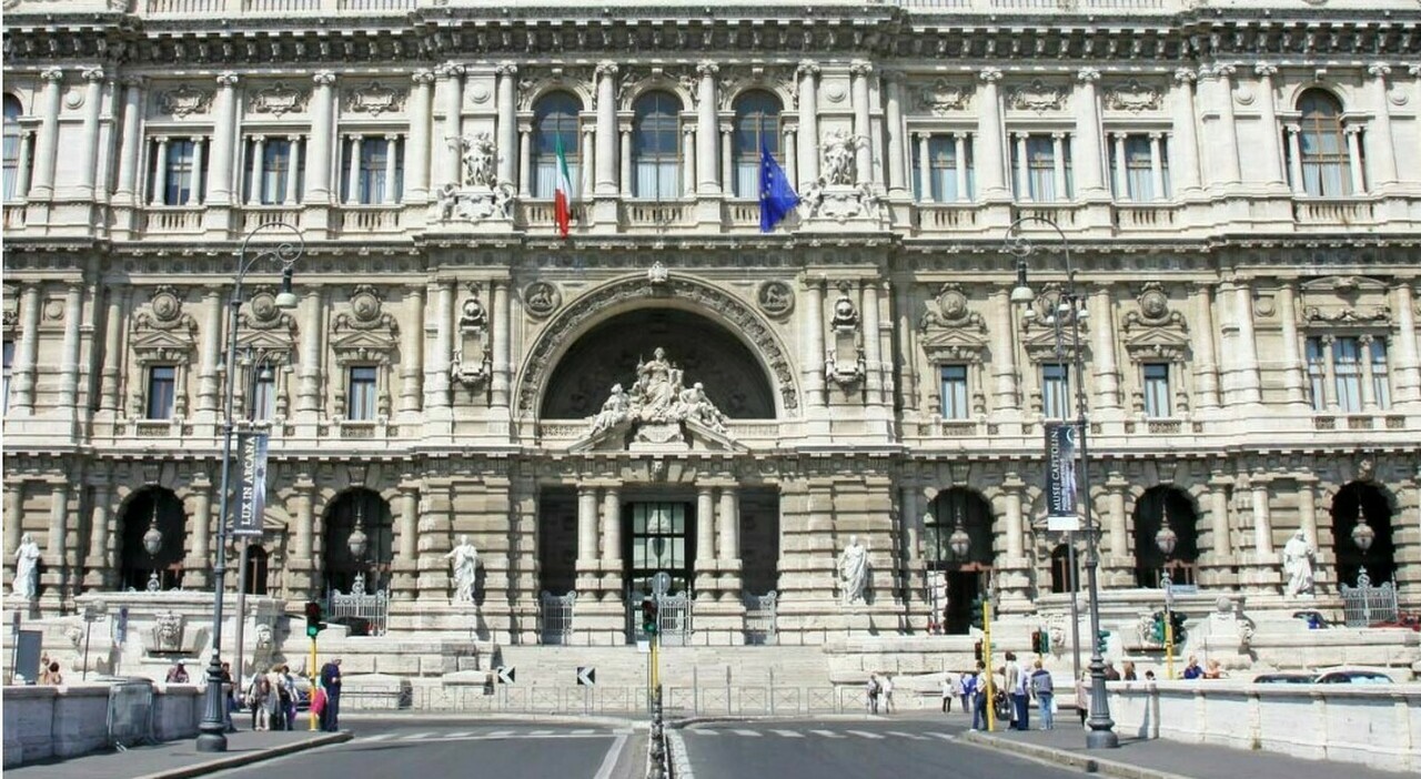 Dipendente insulta il capo davanti ai colleghi, la Cassazione: «Giusto licenziarla»
