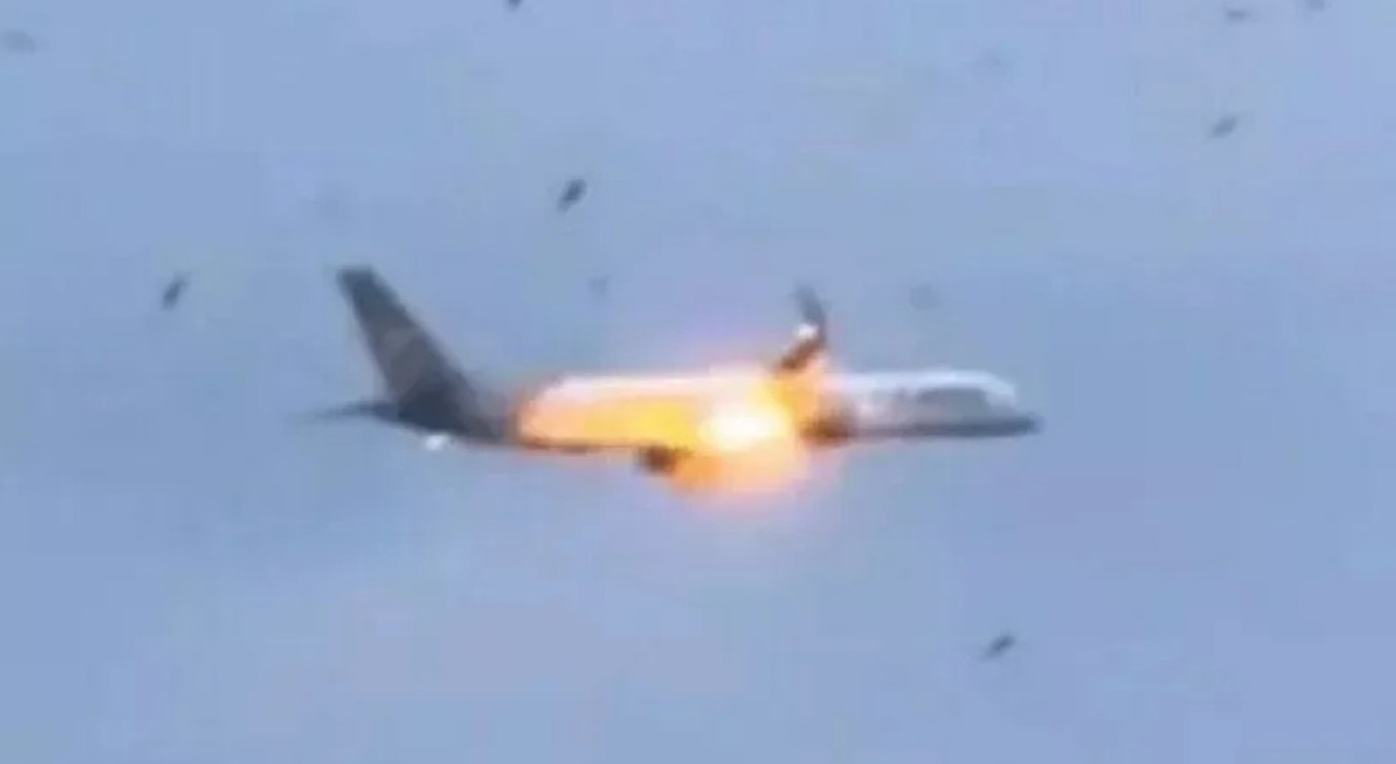 volo da corf249 prende fuoco atterraggio d emergenza a brindisi ipotesi bird strike panico tra i 300 passeggeri
