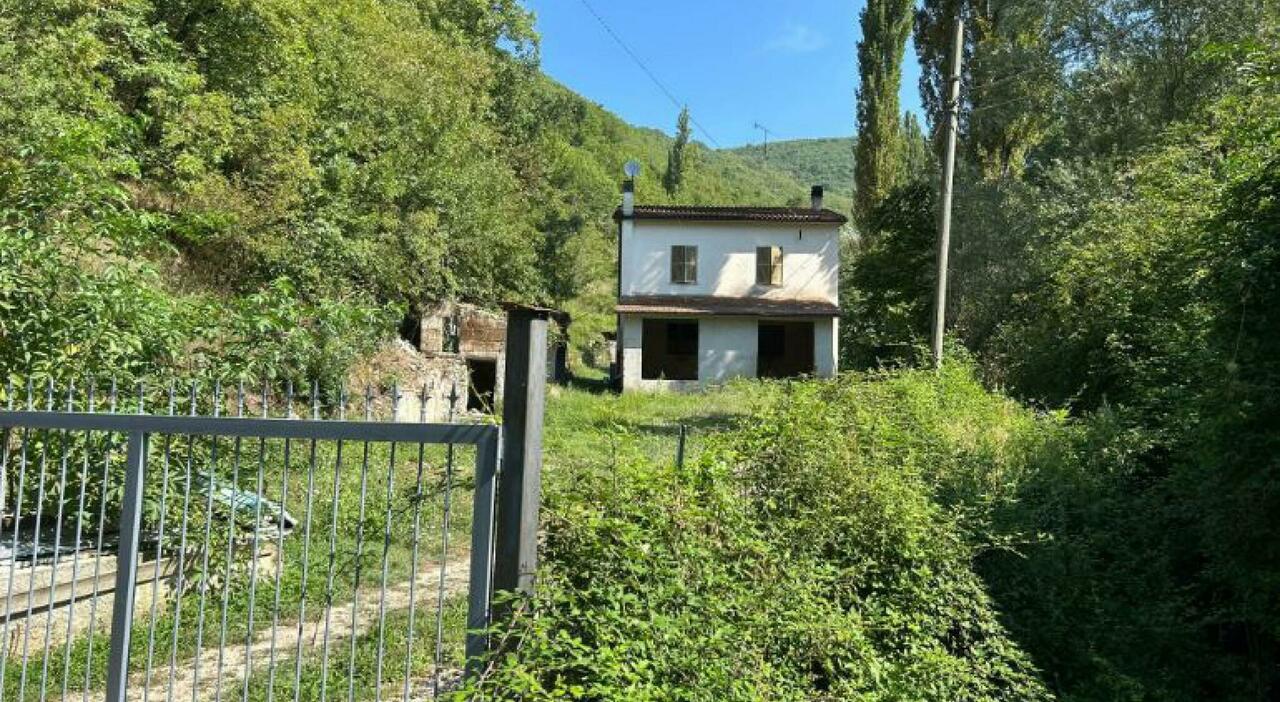 https://statics.cedscdn.it/photos/MED_HIGH/2025/08/20/9021553_20101431_madre_sepolta_giardino_arrone_figlia_cosa_e_successo_pensione_terni_oggi_20_8_2025.jpg