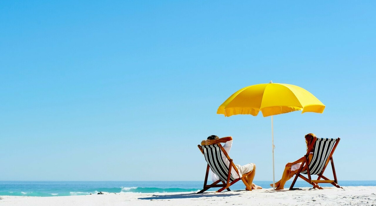 https://statics.cedscdn.it/photos/MED_HIGH/2025/08/20/9021560_20102735_beach_summer_umbrella.jpg
