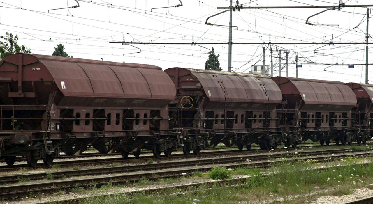 Incidente tra treni sulla linea Brennero-Trento: ci sono feriti. Carrozza del regionale esce dai binari dopo lo schianto con i carri merci staccati da un convoglio