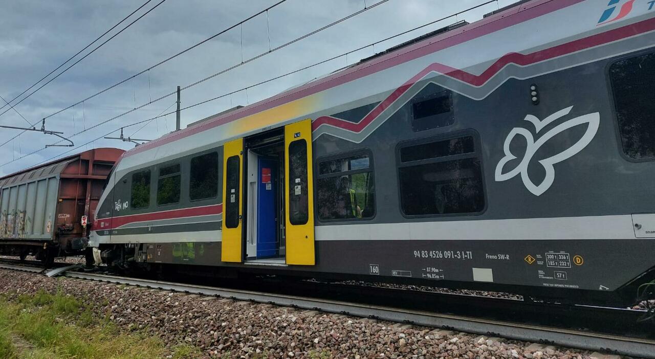 Incidente tra treni sulla linea Brennero Trento: 3 feriti. Carrozza del regionale esce dai binari. Salvini: «Subito verifiche approfondite»