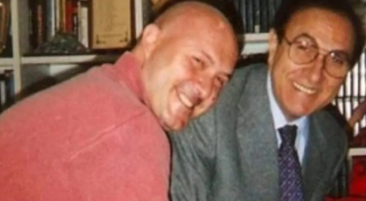 https://statics.cedscdn.it/photos/MED_HIGH/2025/08/20/9021604_20111841_pippo_baudo_alessandro_figlio_chi_e_dove_vive_oggi_20_8_2025.jpg