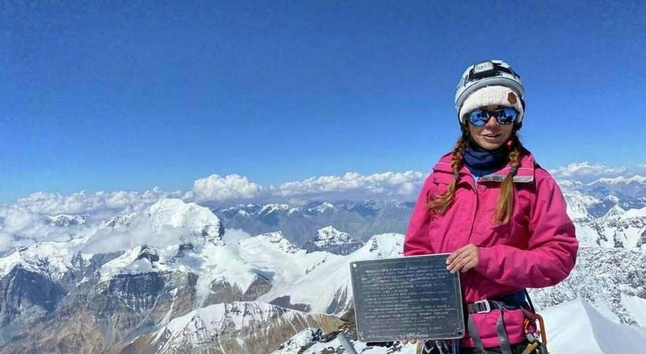 Alpinista bloccata a quota 7mila metri e con un una gamba rotta da 7 giorni, le scorte di cibo e acqua stanno per finire: la corsa contro il tempo