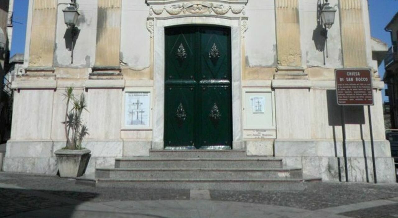 https://statics.cedscdn.it/photos/MED_HIGH/2025/08/20/9021692_20130243_cadavere_chiesa_san_rocco_gioiosa_jonica_reggio_calabria_chi_e_locri_oggi_20_8_2025.jpg